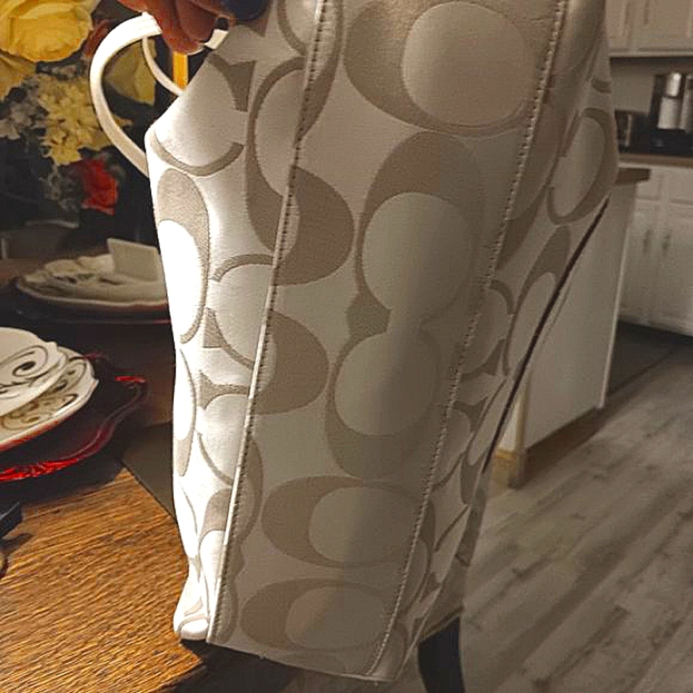COACH LARGE OFF WHITE TOTE EUC - Picture 4 of 9